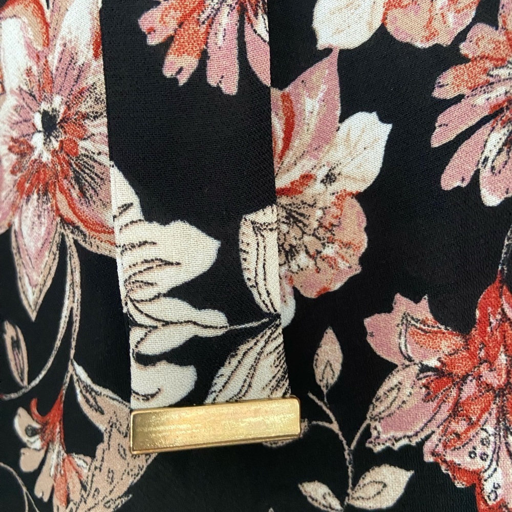 🤍🩵2 FOR $15🩵🤍 Dynamite floral blouse with tie neck - Picture 8 of 9